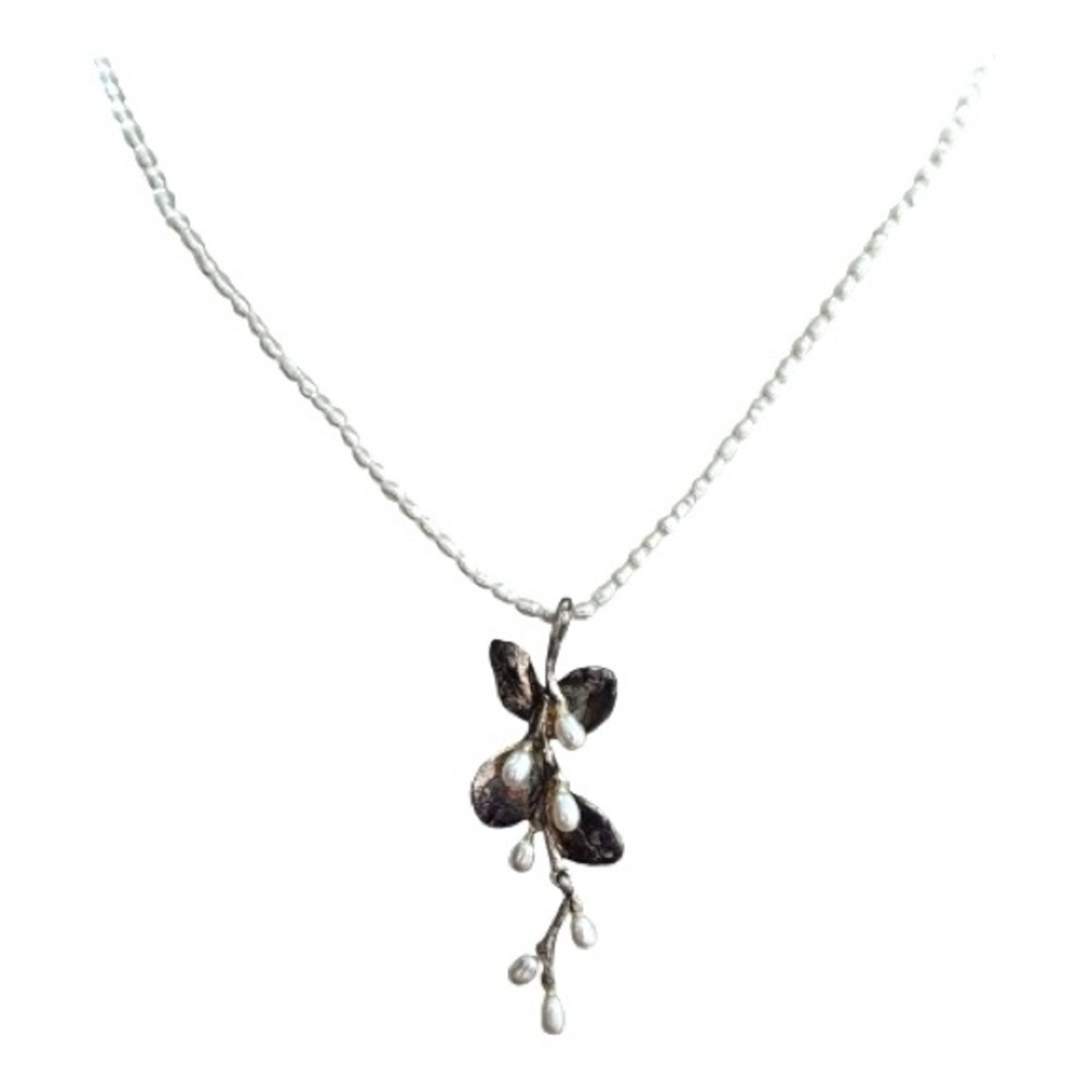 Elegant Pearl and Silver Necklace